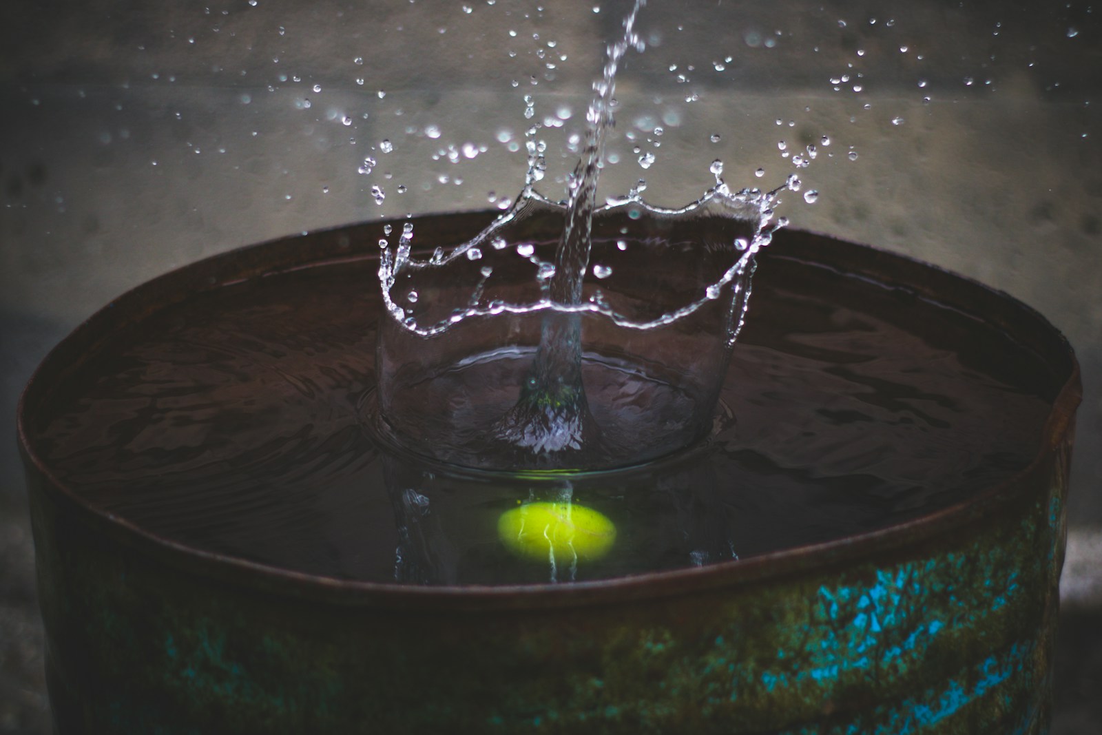 High-speed water impact producing a dramatic splash